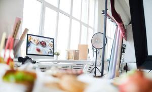 Fotostudio mit große Fenster und viele Equipment
